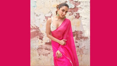 કિયારા અડવાણી હોટ પિંક સાડીમાં ખૂબજ આકર્ષક લાગી રહી છે. કિયારા તેના લુક્સને કારણે ફેન્સને દિવાના કર્યા છે. તેણી પિંક ઇયરિંગ્સ સાથેની હોટ પિંક સાડીમાં ચાહકો સામે આવતા લોકો જોતાં રહી ગયા હતા.  આ પિંક સડીમાં  સુંદર શૈલી જણાઈ આવે છે. આ લુક જે કિયારાને એક સાચી બોલિવૂડ ફેશન આઇકોન બનાવે છે.