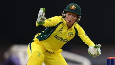 વુમન્સ પ્રીમિયર લીગ 2024માં મુંબઈ અને યુપીની મેચ દરમિયાન યુપીની કેપ્ટન એલિસા હીલી બાહુબલી બની હતી. તેમણે મેદાન પર ધુસી આવેલા ચાહકને પાઠ શીખવ્યો છે. કારણ કે, તેમણે મેચમાં અડચણ ઉભી કરવાનો પ્રયત્ન કર્યો હતો.