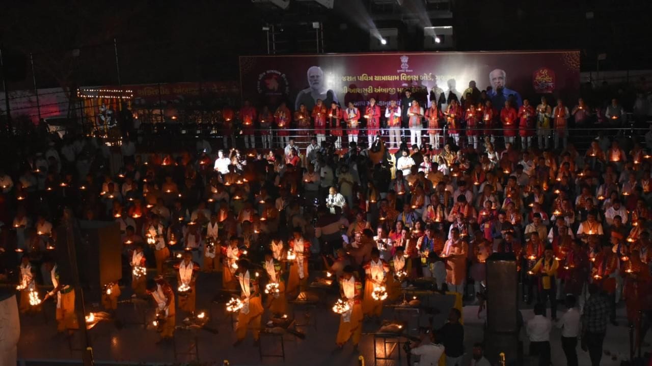 અંબાજીના ગબ્બર ખાતે પહોંચેલા આ તમામ મંત્રીઓ અને ધારાસભ્યો 51 શક્તિપીઠના વિવિધ મંદીરોમાં પહોંચ્યા હતા. જ્યાં ગબ્બર ગઢની આરતી સાથે તમામ 51 શક્તિપીઠ મંદિરોમાં બિરાજમાન થયેલી માતાજીની આરતી ઉતારી હતી. 