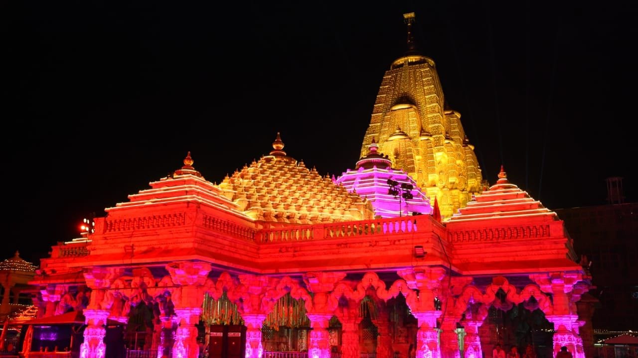 ગરબા બાદ મુખ્યમંત્રી સહિત તમામ મંત્રીઓ અને ધારાસભ્યોએ લાઇટ એન્ડ સાઉન્ડ શો માણ્યો હતો. અંબાજીમાં પરિક્રમાના ચોથા દિવસે તળેટીમાં ગરબા અને આરાધનાથી સમગ્ર માહોલ જય અંબેના નાદથી ગૂંજી ઉઠ્યો હતો.