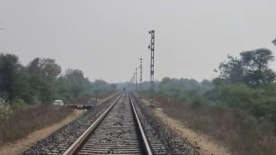 અમદાવાદના અસારવા રેલવે સ્ટેશનથી ઉદયપુર સુધીની રેલવે લાઈન પર આવનારા દિવસોમાં હવે ડિઝલ એન્જિનની ટ્રેન દોડવાને બદલે વીજળીથી ટ્રેન દોડશે. આ માટે બ્રોડગેજ રેલવે લાઈન પર ઈલેક્ટ્રીફીકેશનનું કાર્ય ચાલી રહ્યુ છે. પરંતુ કાર્યને પૂર્ણ કરવા માટે તસ્કરો પડકાર બન્યા છે.