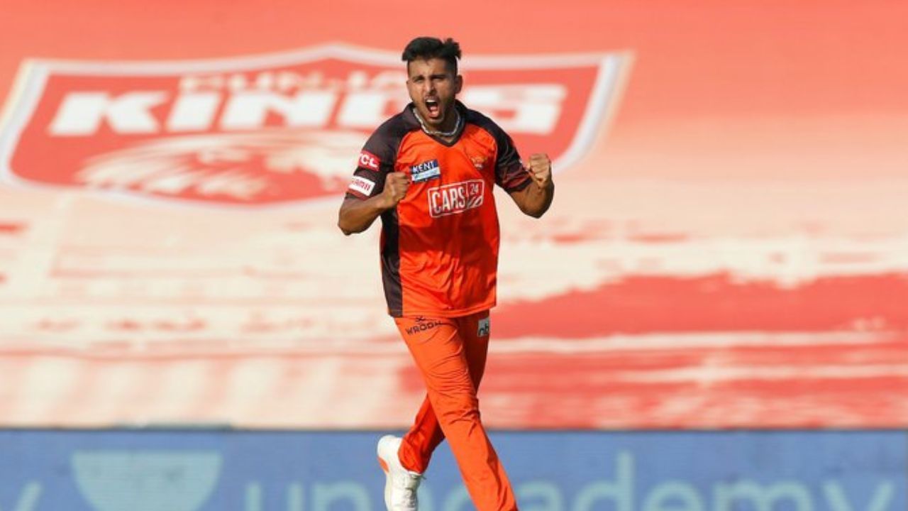 Karnataka fast bowler Vijayakumar Vaishakh has also been included in the fast bowling contract by BCCI.  He has taken 86 wickets in 20 first class matches so far.  He plays for RCB team in IPL.