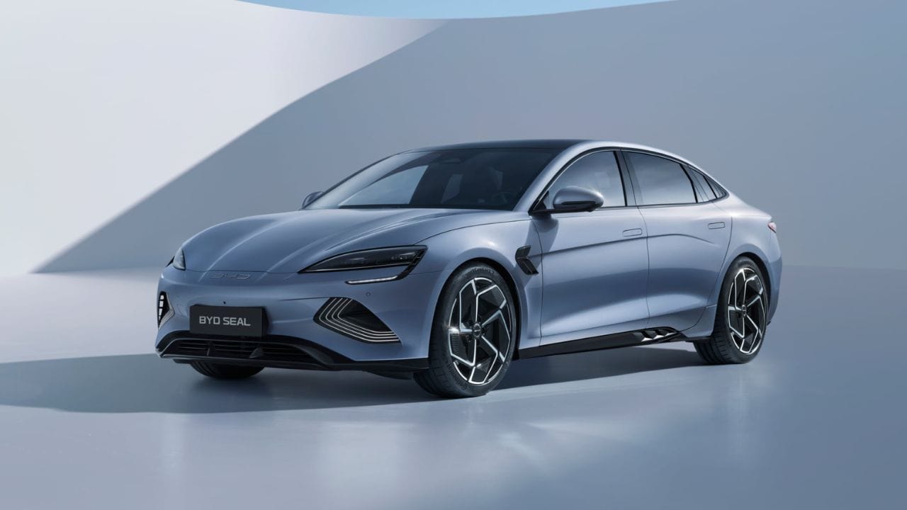 ભારતમાં BYD Sealની અપેક્ષિત એક્સ-શોરૂમ કિંમત 50 લાખ રૂપિયા હોઈ શકે છે. તેને 82.5 kWh બેટરી પેક સાથે લોન્ચ કરવામાં આવી શકે છે. 