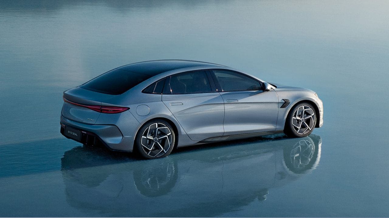 BYDએ નવી ઇલેક્ટ્રિક કાર Seal માટે બુકિંગ લેવાનું શરૂ કર્યું છે, પરંતુ બુકિંગની રકમ જાહેર કરી નથી. BYDએ વૈશ્વિક EV કંપની છે અને UEFA યુરોપિયન ફૂટબોલ ચેમ્પિયનશિપ 2024ની સત્તાવાર ભાગીદાર અને સત્તાવાર ઇ-મોબિલિટી પાર્ટનર છે.