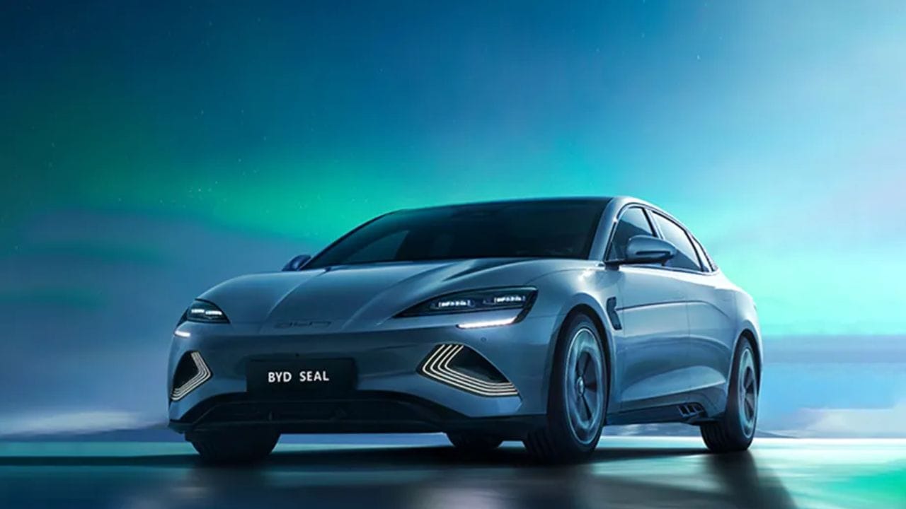 સંપૂર્ણ ચાર્જ થવા પર આ ઈલેક્ટ્રિક કાર 570 કિલોમીટરનું અંતર કાપશે. તે 15.6-ઇંચ ઇન્ફોટેનમેન્ટ સિસ્ટમ અને 10.25-ઇંચ ડિજિટલ ઇન્સ્ટ્રુમેન્ટ ક્લસ્ટર આપવામાં આવી શકે છે. આ કાર માત્ર 5.9 સેકન્ડમાં 100 કિમી પ્રતિ કલાકની ઝડપ પકડી લેશે. (Image : BYD)