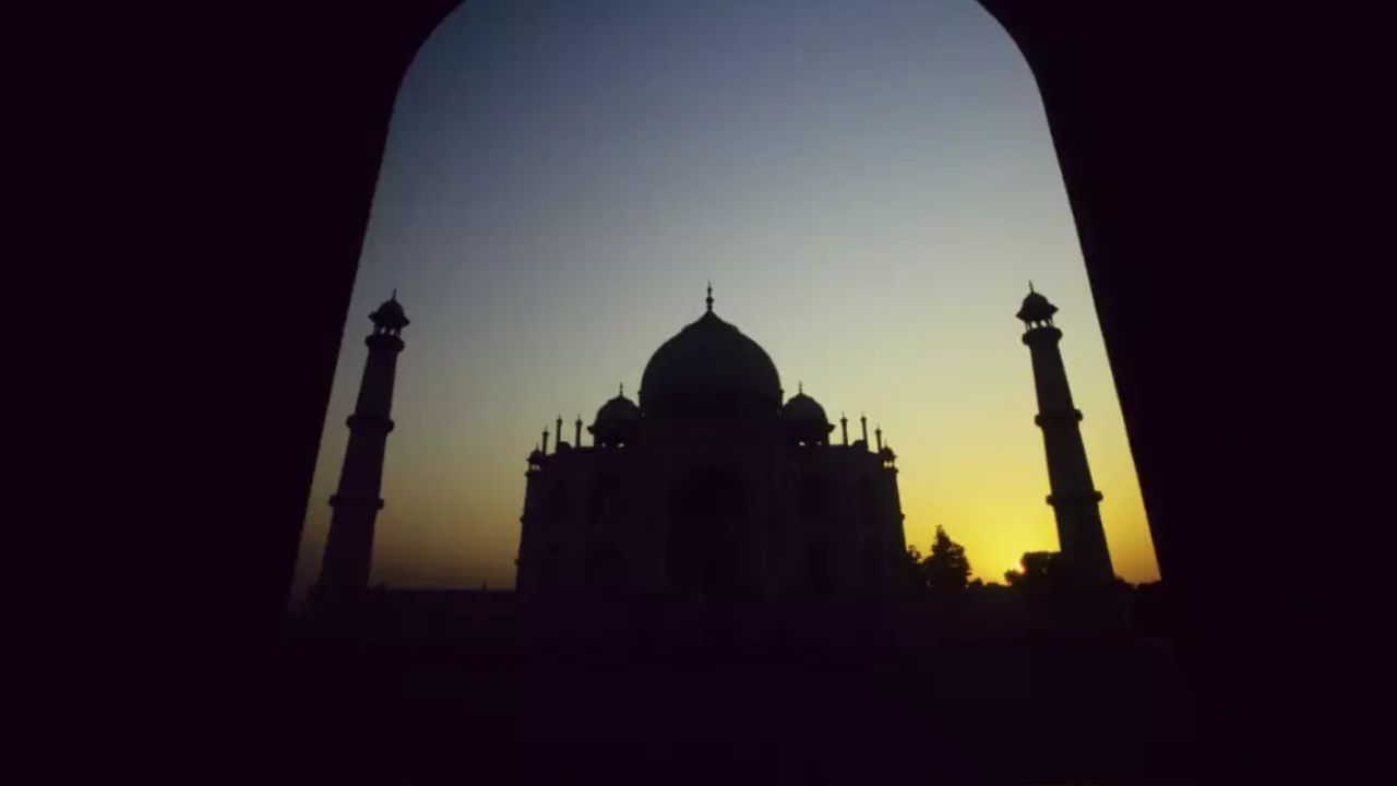 ઈતિહાસકારોના જણાવ્યા અનુસાર આ કાળો તાજમહેલ કાળા પથ્થરોથી બનેલો છે અને આ કાળો તાજમહેલઆગ્રાના તાજમહેલ પહેલા બનાવવામાં આવ્યો હતો. 