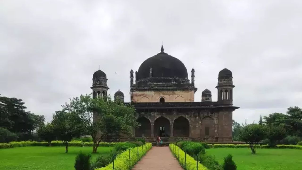 કાળો તાજમહેલ મધ્યપ્રદેશના ઐતિહાસિક શહેર બુરહાનપુરમાં છે. અબ્દુલ રહીમ ખાનખાનાના મોટા પુત્ર શાહનવાઝ ખાને ઉતાવલી નદીના કિનારે 1623માં કાળો તાજમહેલ બનાવ્યો હતો. આ તાજમહેલ શાહનવાઝ ખાન અને તેની પત્નીના પ્રેમનું પ્રતિક માનવામાં આવે છે. 