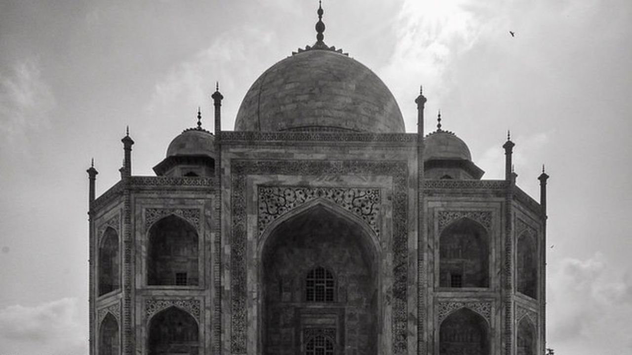 કાળા પથ્થરોથી બનેલો કાળો તાજમહેલ જોવા માટે દેશ-વિદેશના પ્રવાસીઓ પણ આવે છે. પુરાતત્વ વિભાગ દ્વારા તેની દેખરેખ કરવામાં આવે છે. તેના મિનારા પણ તાજમહેલ જેવા દેખાય છે. બંનેમાં ફરક એટલો જ છે કે આગ્રાનો તાજમહેલ આરસનો બનેલો છે અને આ કાળો તાજમહેલ કાળા પથ્થરોથી બનેલો છે. (Image -  Social Media)