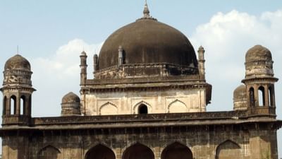 તમે આગ્રાના તાજમહેલ વિશે ઘણું સાંભળ્યું હશે, તમે પુસ્તકોમાં પણ તેની સુંદરતા વિશે વાંચ્યું હશે. પરંતુ શું તમે ક્યારેય કાળો તાજમહેલ જોયો છે ? કે તેના વિશે ક્યારેય સાંભળ્યું છે. આ તાજમહેલ કાળા પથ્થર, ગુંબજ ઈંટ અને ચૂનાથી બનેલો છે. 