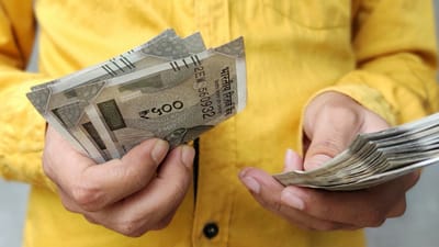 આવતીકાલથી માર્ચ મહિનાની શરૂઆત થશે. લોકો ટેક્સ બચાવવા માટે જુદા-જુદા વિકલ્પ વિશે વિચારતા હોય છે. તેમાંથી બેસ્ટ ઓપ્શન છે પોસ્ટ ઓફિસની સેવિંગ સ્કીમ. મોટાભાગની નાની બચત યોજનાઓ આવકવેરાની કલમ 80Cનો લાભ આપે છે, પરંતુ પોસ્ટ ઓફિસની ઘણી એવી યોજનાઓ છે જ્યાં આ લાભ મળતો નથી.