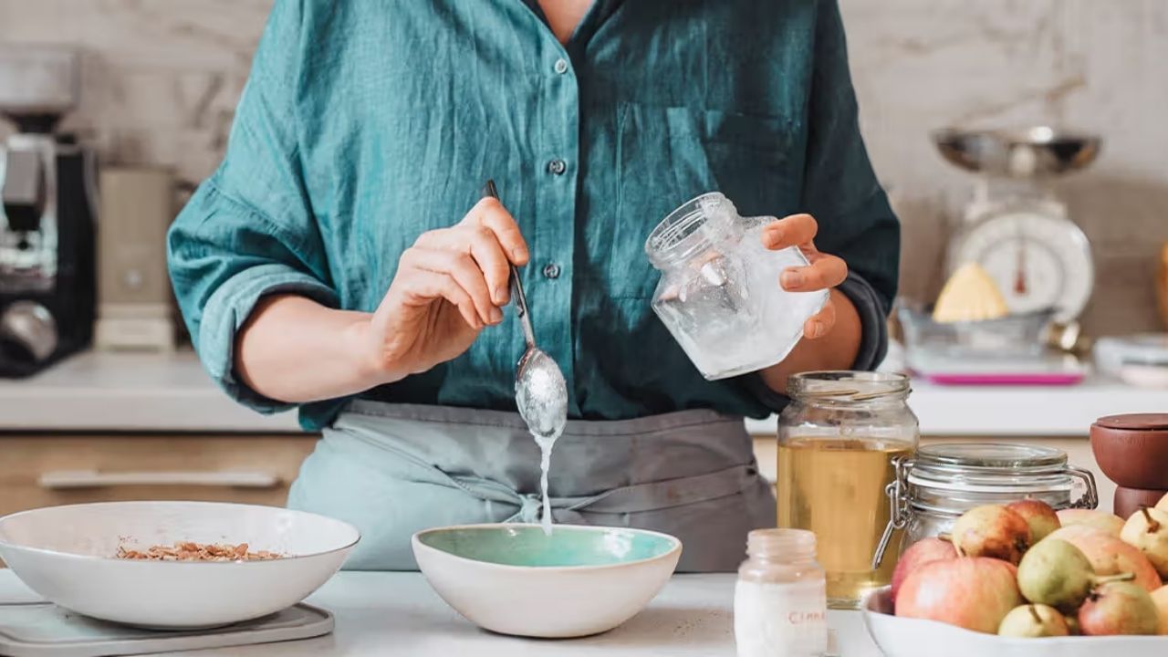 શુષ્ક ત્વચા માંથી છુટકારો : રોજ મેકઅપ કરવાને કારણે મોટાભાગની છોકરીઓની ત્વચા ડ્રાય અને ડેમેજ થઈ જાય છે. આ સમસ્યાથી છુટકારો મેળવવા માટે, તમે દરરોજ તમારી ત્વચા સંભાળની દિનચર્યામાં નારિયેળ તેલનો ઉપયોગ કરી શકો છો. (Photos - Social Media)