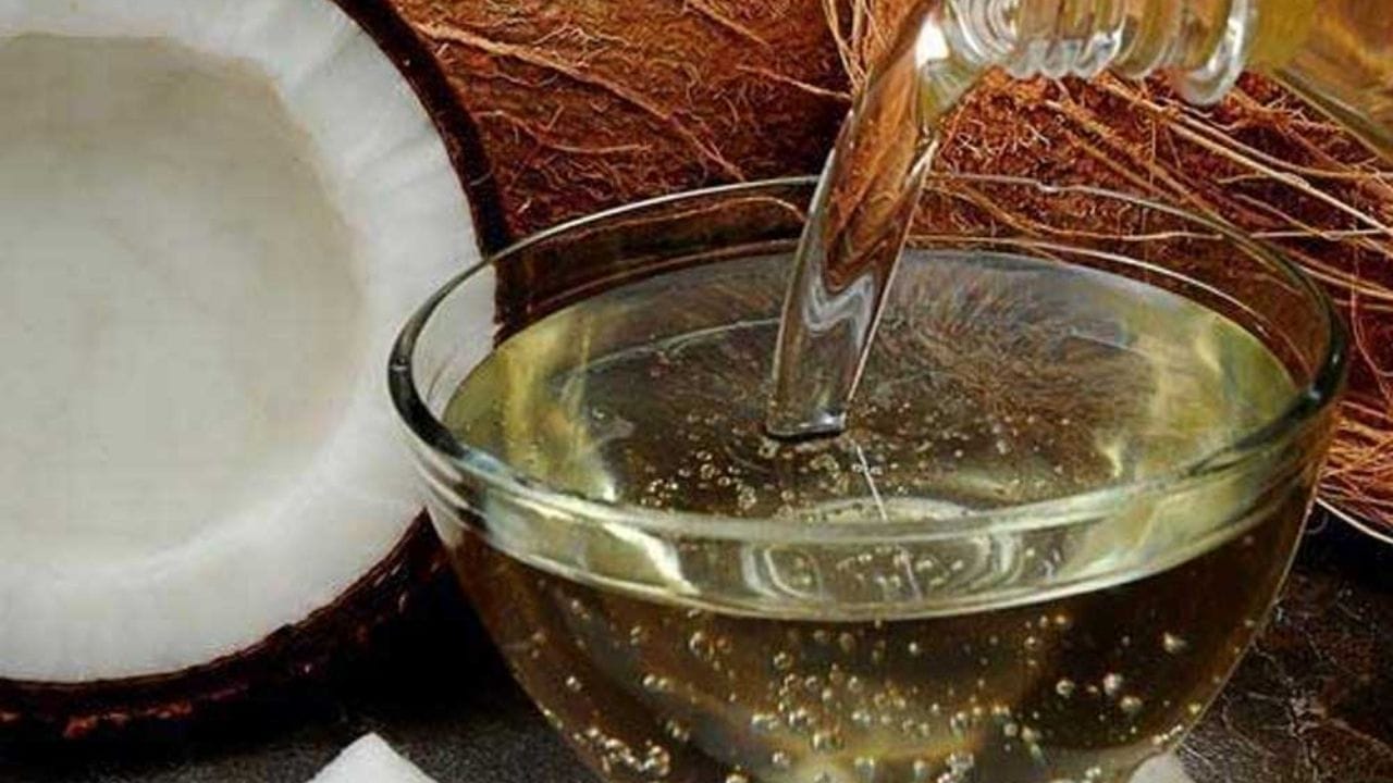 વૃદ્ધત્વ વિરોધી ગુણધર્મો : નારિયેળ તેલમાં એન્ટી એજિંગ ગુણ જોવા મળે છે. દરરોજ તેનો ઉપયોગ કરવાથી તમે કરચલીઓથી જલ્દી છુટકારો મેળવી શકો છો. ખરેખર, કેટલીક છોકરીઓ દરરોજ મેકઅપ કરે છે જેના કારણે તેમની ત્વચા ઝડપથી બગડી જાય છે. આ સ્થિતિમાં તમે નારિયેળ તેલનો ઉપયોગ કરી શકો છો. આ સાથે તમે મેકઅપ દૂર કરવા માટે નારિયેળ તેલનો પણ ઉપયોગ કરી શકો છો.