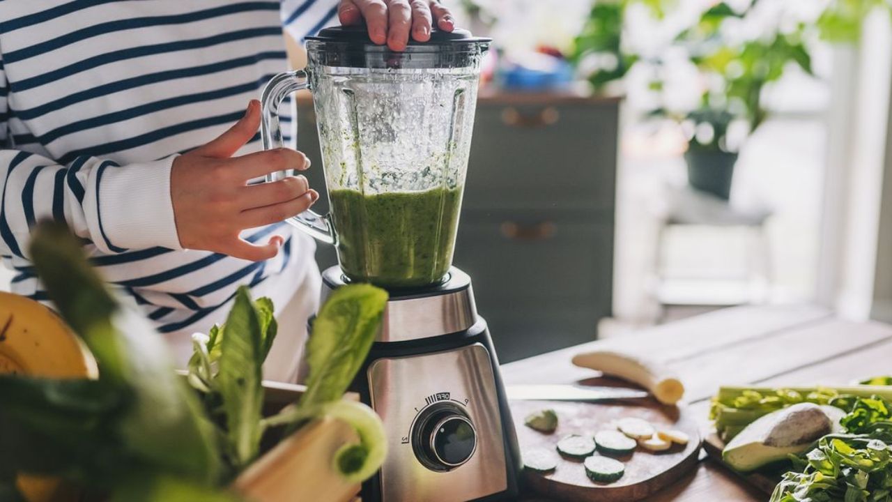 You can also use a little water to grind the pea pods in a grinder. After grinding, strain it, keep the liquid that comes out in a bottle.