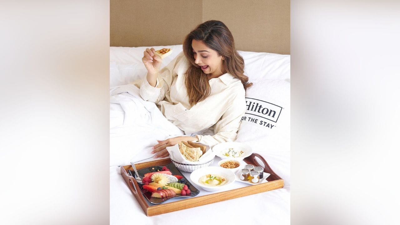 મીડિયા રિપોર્ટ મુજબ દીપિકાની નજીકના એક સૂત્રનું કહેવું છે કે આ તેનું સેકન્ડ ટ્રાઈમેસ્ટર ચાલી રહ્યું છે. તમને જણાવી દઈએ કે આ સમાચારો પર દીપિકા કે રણવીર તરફથી ઓફિશિયલ એનાઉન્સમેન્ટની રાહ જોવાઈ રહી છે. રણવીર અને દીપિકાના લગ્નને 5 વર્ષ થયા છે. તેમના માતા-પિતા બનવાના રિપોર્ટથી ફેન્સ એક્સાઈટેડ છે. (Image: Instagram)