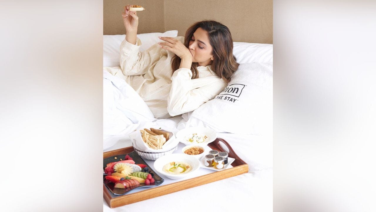 એક ફેને કોમેન્ટ કરતાં લખ્યું છે કે, મને લાગ્યું કે આ પ્રેગ્નન્સીની જાહેરાત છે. અન્ય એક ફેને લખ્યું છે કે, તે પ્રેગ્નેન્ટ છે, તસવીરો તેનો પુરાવો છે. દીપિકા બાળકોને ખૂબ પ્રેમ કરે છે. તેણે એક ઈન્ટરવ્યુમાં એમ પણ કહ્યું હતું કે તે અને રણવીર બાળકોને પ્રેમ કરે છે. તે એ દિવસની રાહ જોઈ રહી છે જ્યારે તે પોતાનો પરિવાર શરૂ કરશે. (Image: Instagram)