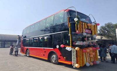 અમદાવાદમાં આજથી ડબલ ડેકર AMTS નો પ્રારંભ થયો છે. મેયર પ્રતિભા જૈને વાસણા ચાંદખેડા રૂટ પર ઇ-બસનો પ્રારંભ કરાવ્યો છે. જમાલપુર AMTS ડેપોથી ડબલ ડેકર બસનું ઉદ્ઘાટન કરવામાં આવ્યુ છે. વાસણાથી સારથિ બંગ્લોઝ વચ્ચે પ્રથમ ડબલ ડેકર દોડતી જોવા મળી.