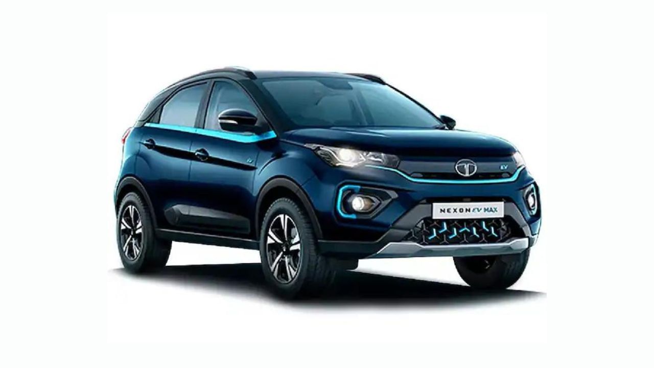 Tata Nexon EV MAX: તે Nexon EV ના લાંબા રેન્જ વર્ઝન તરીકે લોન્ચ કરવામાં આવ્યું છે, જે ભારતની સૌથી વધુ વેચાતી ઇલેક્ટ્રિક કાર છે. તેમાં અપડેટેડ ડિઝાઇન, વધારાની સુવિધાઓ અને વધુ શ્રેણી છે. Tata Nexon EV MAX ને 40.5 kWh બેટરી પેક મળે છે જે એક વાર ચાર્જ કરવા પર 437 કિમીની રેન્જ આપે છે. 20 લાખથી ઓછી કિંમતની આ શ્રેષ્ઠ ઇલેક્ટ્રિક કાર છે.