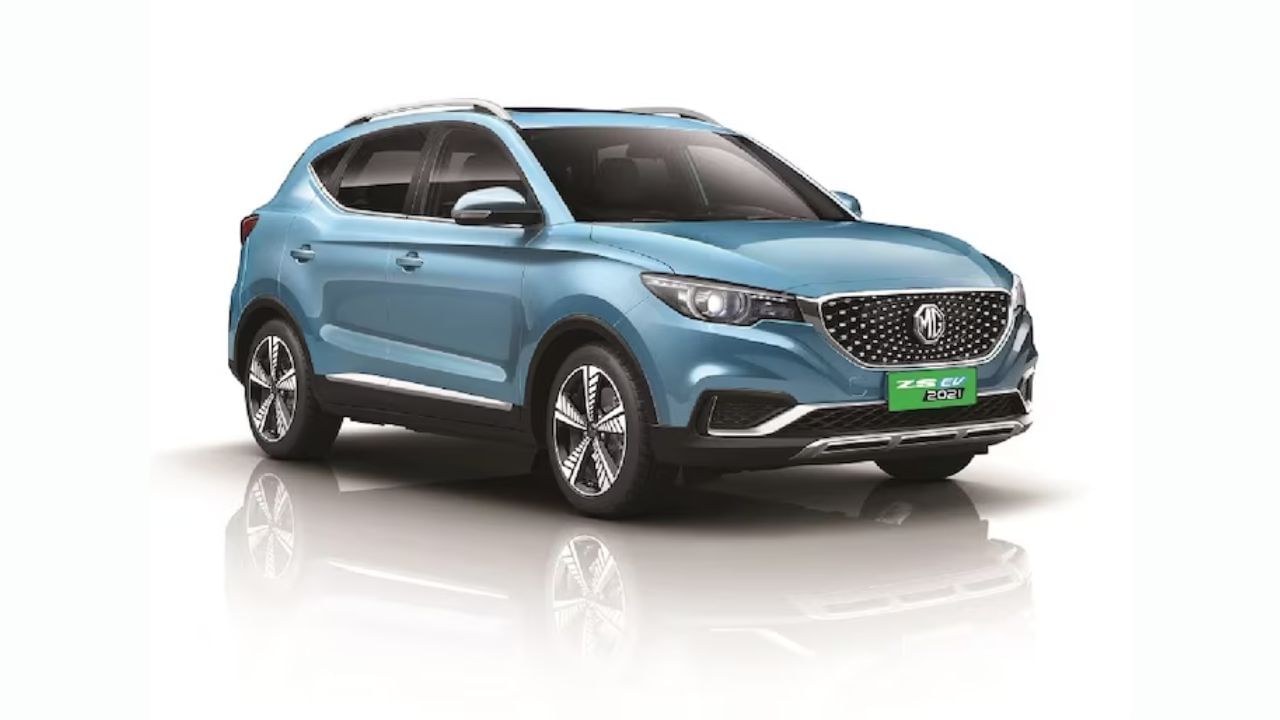 MG ZS EV: MG ZS EV આ યાદીમાં બીજા સ્થાને છે. કંપની ગયા વર્ષે આ ઇલેક્ટ્રિક કારના 2,798 યુનિટ વેચવામાં સફળ રહી છે. MGના ZS EV ને 44.5kWh લિથિયમ-આયન બેટરી પેક મળે છે. સિંગલ ચાર્જિંગમાં તેની રેન્જ 419 કિમી છે. તેની ઇલેક્ટ્રિક મોટર 143 hp પાવર અને 353 Nm પીક ટોર્ક ઉત્પન્ન કરે છે. MG ZS EVની કિંમત હાલમાં 21.49 લાખ રૂપિયા (એક્સ-શોરૂમ) છે. તાજેતરમાં તેનું અપડેટેડ વર્ઝન લોન્ચ કરવામાં આવ્યું છે.