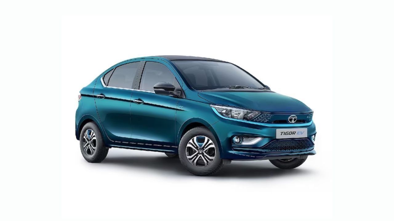 Tata Tigor EV: Tata Motors 2021 માં Tigor EV ના 2,611 યુનિટ વેચવામાં સફળ રહી. તેનું નવું વેરિઅન્ટ ગયા વર્ષે ઓગસ્ટમાં લોન્ચ કરવામાં આવ્યું હતું. તેની પાસે 26kWh લિથિયમ-આયન બેટરી છે અને પ્રતિ ચાર્જ 306 કિમીની ડ્રાઇવિંગ રેન્જનો દાવો કરે છે. તેની ઇલેક્ટ્રિક મોટર 75 hp અને 170 Nm ટોર્ક જનરેટ કરે છે. Tata Tigor EVની વર્તમાન કિંમત રૂ. 11.99 લાખ એક્સ-શોરૂમ છે.