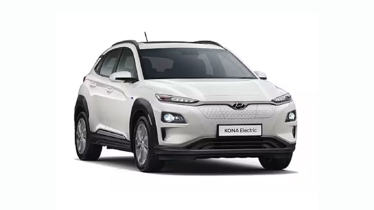 Hyundai Kona Electric: ભારતમાં સૌપ્રથમ લોંગ-રેન્જ માસ-માર્કેટ EV હતી. દક્ષિણ કોરિયન કાર નિર્માતા 2021 માં ભારતમાં કોના ઇલેક્ટ્રિકના 121 યુનિટ વેચવામાં સફળ રહી. આ ઇલેક્ટ્રિક એસયુવીને 39.2kWh લિથિયમ-આયન બેટરી મળે છે, જે 452 કિમી પ્રતિ ચાર્જની દાવાવાળી રેન્જ ધરાવે છે. તેની ઇલેક્ટ્રિક મોટર 136 એચપીનો પાવર અને 395 એનએમનો ટોર્ક જનરેટ કરે છે. ભારતમાં Hyundai Kona ઈલેક્ટ્રિકની વર્તમાન એક્સ-શોરૂમ કિંમત 23.79 લાખ રૂપિયા છે.