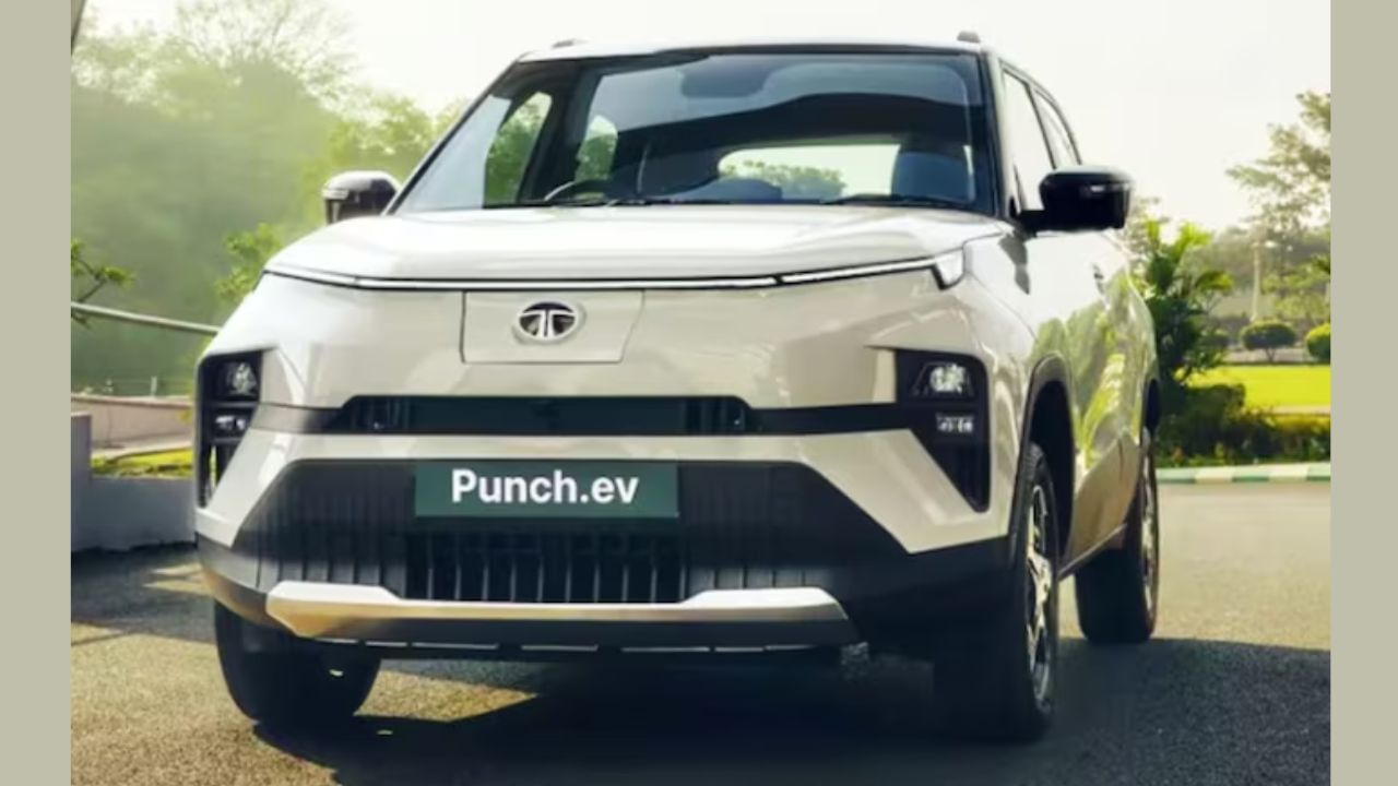 Tata Punch EV તેના સેગમેન્ટમાં પ્રથમ ઇલેક્ટ્રિક માઇક્રો-SUV છે. તેની ડિઝાઇન તાજેતરમાં લૉન્ચ કરાયેલ Nexon EV થી પ્રેરિત છે. કંપનીએ તેને મધ્યમ અને લાંબી શ્રેણીના વિકલ્પોમાં લોન્ચ કર્યું છે જે સંપૂર્ણ ચાર્જ પર અનુક્રમે 315 કિલોમીટર અને 415 કિલોમીટરની રેન્જ ઓફર કરે છે. પંચ EVના મધ્યમ શ્રેણીના મોડલમાં 25 kWhની લિથિયમ-આયન બેટરીનો ઉપયોગ કરવામાં આવ્યો છે. આ મોડલમાં 82 PSનો પાવર અને 114 Nmનો ટોર્ક છે. તે 110 કિમી પ્રતિ કલાકની ટોપ સ્પીડ મેળવે છે. ફુલ ચાર્જ પર તેની રેન્જ 315 કિલોમીટર છે. જ્યારે, લોંગ રેન્જ મોડેલમાં 35 kWh ની મોટી બેટરી છે, આ મોડેલમાં 122 PS ની શક્તિ અને 190 Nm નો ટોર્ક છે. લોંગ રેન્જ મોડલની ડ્રાઈવ રેન્જ 421 કિમી છે. જ્યારે તેની ટોપ સ્પીડ 140 કિમી પ્રતિ કલાક છે.