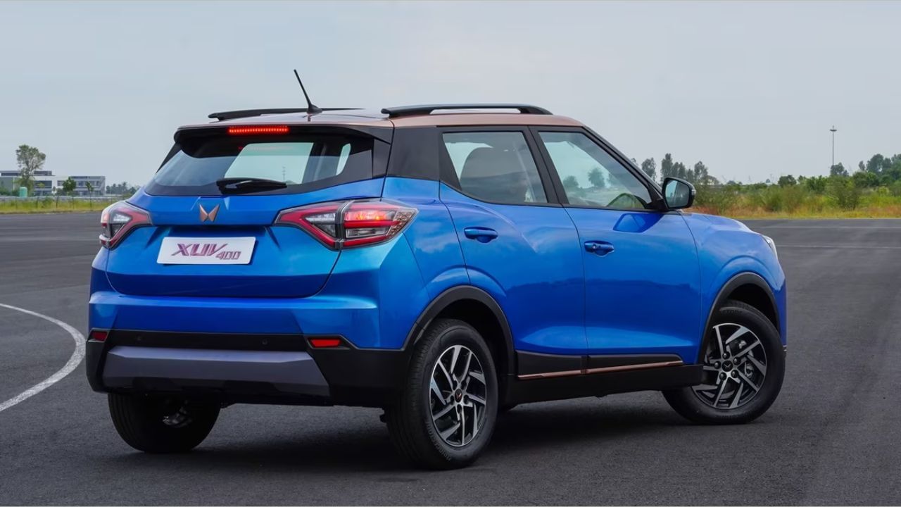 મહિન્દ્રા XUV 400 EVમાં બે બેટરી પેકની ચોઈસ મળશે, જેમાં 39.4 kWh અને 34.5 kWhનો સમાવેશ થાય છે. જેમાં રેન્જ અનુક્રમે 456 કિલોમીટર અને 375 કિલોમીટર છે. XUV 400માં ફ્રન્ટ એક્સલ પર ઇલેક્ટ્રિક મોટર છે, જે 150bhpનો પાવર અને 310Nmનો ટોર્ક ઉત્પન્ન કરે છે. આ કાર 150 કિમી પ્રતિ કલાકની ટોપ સ્પીડથી દોડી શકે છે. આ કાર 0-100 કિમી પ્રતિ કલાકની ઝડપમાં 8.3 સેકન્ડનો સમય લે છે. તેમાં મલ્ટિ-ડ્રાઈવ મોડ્સ (ફન, ફાસ્ટ અને ફિયરલેસ) છે, જે રિજનરેટિવ બ્રેકિંગ સિસ્ટમ સાથે થ્રોટલને એડજસ્ટ કરે છે. તેમાં સિંગલ-પેડલ ડ્રાઇવ મોડ, 'લાઇવલી' પણ છે. 7.2 ચાર્જર સાથે, તેને ચાર્જ કરવામાં 6 કલાક 30 મિનિટ લાગે છે જ્યારે ડીસી ફાસ્ટ ચાર્જર સાથે, કાર 50 મિનિટમાં 0-80 ટકા સુધી ચાર્જ થઈ શકે છે. આ કારની કિંમત 15.99 લાખ રૂપિયાથી શરૂ થાય છે અને 18.99 લાખ રૂપિયા સુધી જાય છે. 