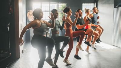 કસરત બાળકોથી લઈને પુખ્ત વયના દરેક માટે ફાયદાકારક માનવામાં આવે છે. આ આપણને ઘણી બીમારીઓથી પણ બચાવે છે. પરંતુ દરેકના મનમાં આ પ્રશ્ન આવે છે કે ઉંમર પ્રમાણે કેટલા સમય સુધી કસરત કરવી જોઈએ.