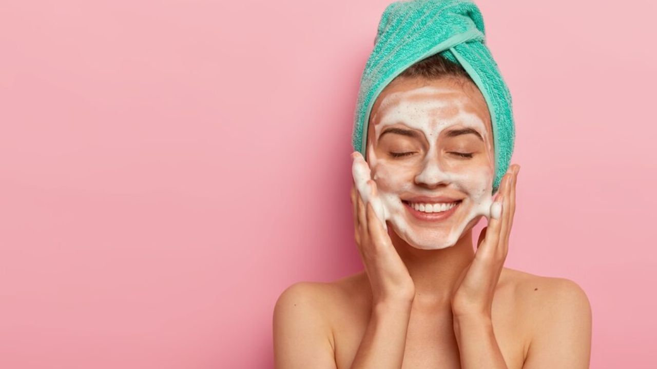 તમારે દિવસમાં કેટલી વાર ચહેરો ધોવા જોઈએ? ફેસ વૉશ તમને સ્વચ્છતા જાળવવામાં મદદ કરે છે, આ સાથે તે મૃત કોષો, ગંદકી અને ધૂળથી પણ છુટકારો મેળવે છે. કેટલાક લોકો મેકઅપ દૂર કરવા માટે ફેસ વોશનો પણ ઉપયોગ કરે છે. વધુ પડતા ફેસવોશનો ઉપયોગ ત્વચાને ઝડપથી બગાડે છે. તેથી ત્વચાની કોમળતા જાળવવા માટે દિવસમાં માત્ર બે વાર જ ચહેરો ધોવો.સવારે ઉઠ્યા પછી ચહેરો ધોઈ લો અને રાત્રે સૂતા પહેલા ચહેરો સાફ કરો. તેનાથી ચહેરા પર ગંદકી જમા થતી અટકશે. રાત્રે સૂતા પહેલા તમારા ચહેરાને સાફ કરીને, તમે પિમ્પલ્સ અને ફોલ્લીઓ જેવી સમસ્યાઓથી છુટકારો મેળવી શકો છો. હવે પ્રશ્ન એ આવે છે કે ત્વચાના પ્રકાર પ્રમાણે ફેસવોશ કેવી રીતે પસંદ કરવો.આવો અમે તમને તેના વિશે જણાવીએ.