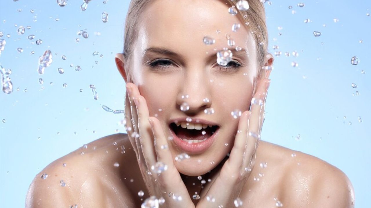 ડ્રાય સ્કિન- જો તમારી ત્વચા ખૂબ જ ડ્રાય હોય તો મોઈશ્ચરાઈઝરથી ભરપૂર ફેસ વોશ લગાવો. આ સિવાય ફેસ વોશ ખરીદતી વખતે તેના ઘટકો પર ચોક્કસ ધ્યાન આપો. શુષ્ક ત્વચાવાળા લોકો માટે ફેસ વોશમાં પેટ્રોલિયમ જેલી, લેનોલિન, મિનરલ ઓઈલ, કોકો બટર, ગ્લિસરીન, શિયા બટર હોવું જોઈએ આ સિવાય તમે જોજોબા ઓઈલ, કોકોનટ ઓઈલ, એલોવેરા, સોયાબીન ઓઈલ અને ઓલિવ ઓઈલનો પણ ઉપયોગ કરી શકો છો. શુષ્ક ત્વચાવાળા લોકોએ તેમના ચહેરા પર સાબુનો ઉપયોગ ન કરવો જોઈએ, તેનાથી તમારી ત્વચામાં બળતરા થઈ શકે છે.