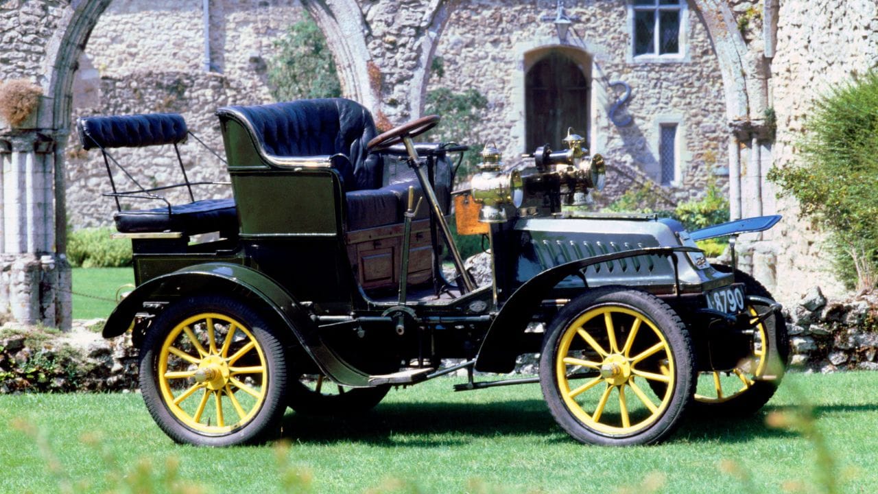 મિડીયા રિપોર્ટ અનુસાર, ભારતની પ્રથમ કાર વર્ષ 1897માં ખરીદવામાં આવી હતી. આ કાર ફ્રાન્સની DeDion કંપનીની હતી. આ કાર ક્રોમ્પટન ગ્રીવ્ઝ કંપની સાથે સંકળાયેલા ફોસ્ટર નામના અંગ્રેજે ખરીદી હતી.