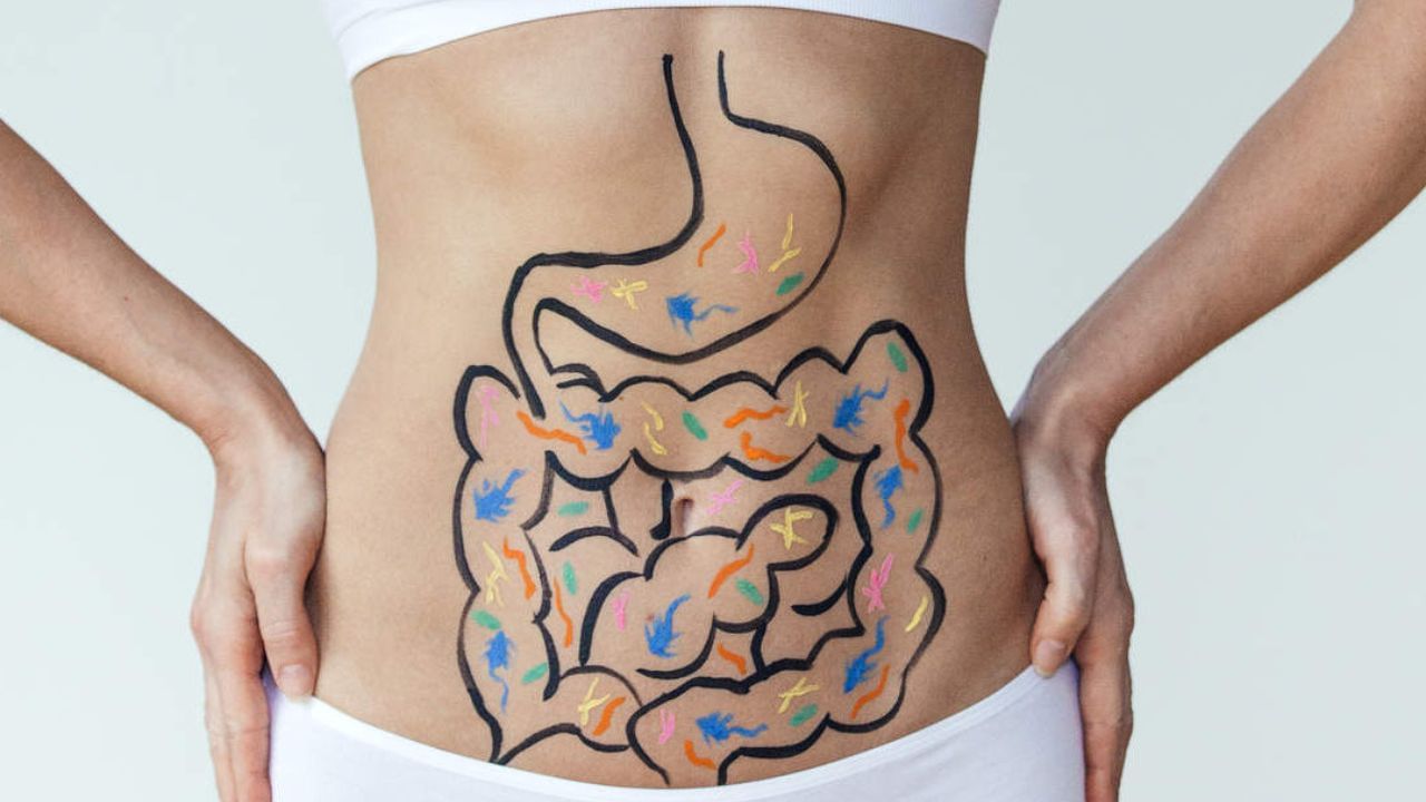 પાચન : આયુર્વેદ અનુસાર લસણનો ગુણ ગરમ છે. આ જ કારણ છે કે વધુ માત્રામાં લસણ ખાવાથી તમને પાચન સંબંધી સમસ્યાઓનો સામનો કરવો પડી શકે છે. આના કારણે કબજિયાત, ગેસ અને પેટનું ફૂલવું જેવી સમસ્યા પણ થઈ શકે છે.
