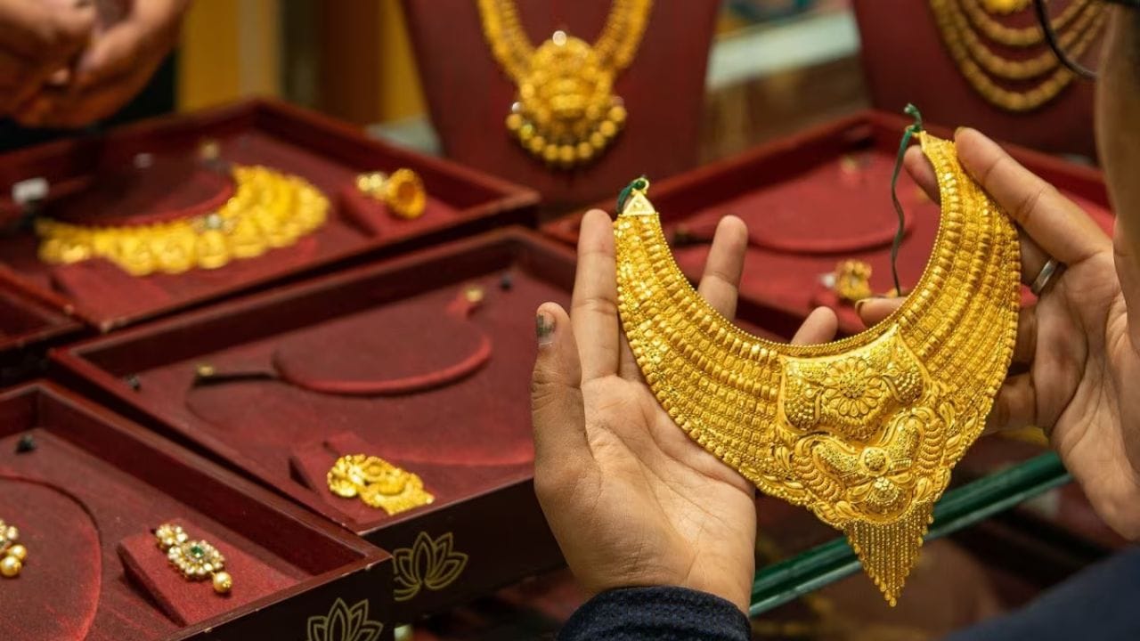 જો મુંબઈની વાત કરીએ તો 22 કેરેટ સોનાના ભાવ 58,100 રૂપિયા છે અને 24 કેરેટ સોનાના ભાવ 63,380 રૂપિયા પ્રતિ 10 ગ્રામ છે.