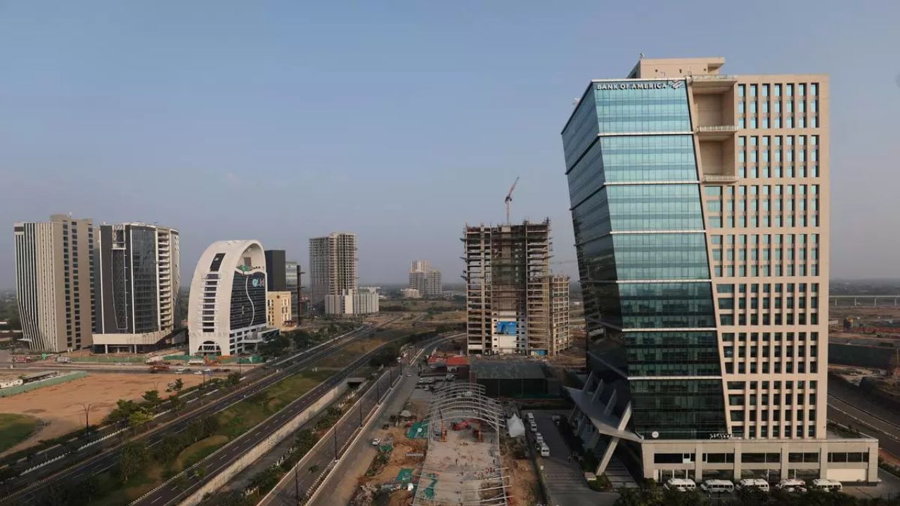 ગિફ્ટ સિટીને 900 એકરથી 3300 એકરમાં વિસ્તરણ કરીને પ્લાન્ડ ગ્રીન સિટી તરીકે વિકસાવવામાં આવશે. જેનાથી સમગ્ર વિશ્વમાં ગિફ્ટ સિટીની 'સપનાના શહેર'તરીકે ઓળખ મળશે.