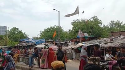 અમદાવાદમાં હોલિવુડના નામથી જાણીતા સ્લમ વિસ્તારની કાયાપલટ થવા જઇ રહી છે.આ વિસ્તારને ઝુપડપટ્ટીમાંથી બદલી દેવામાં આવશે અને તેનો વિકાસ કરવામાં આવશે. આ કામ માટે એક મોટી કંપનીને કરોડો રુપિયાનું ટેન્ડર પણ આપી દેવામાં આવ્યુ છે.