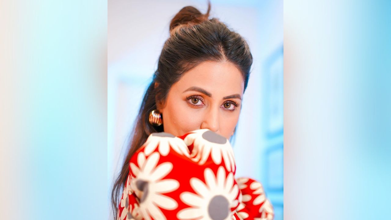 Hina Khan struck killer poses with glossy makeup.  (Image: Instagram)