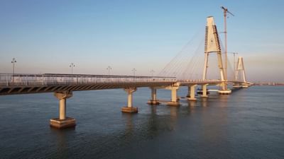 આગામી 25 ફેબ્રુઆરીએ નરેન્દ્ર મોદી બેટ દ્વારકા અને ઓખાને જોડતા ફોરલેન કેબલ સ્ટેયડ સિગ્નેચર બ્રિજ ખુલ્લો મુકનાર છે. વડાપ્રધાન દ્વારા લોકાર્પણને લઈ તડામાર તૈયારીઓ શરુ કરવામાં આવી છે. 