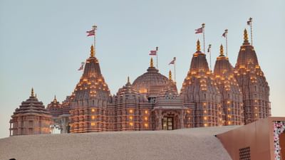 અબુધાબીમાં પ્રથમ હિન્દુ મંદિરના પ્રાણ પ્રતિષ્ઠા મહોત્સવને હવે માત્ર બે દિવસ બાકી છે. પીએમ મોદી 14 ફેબ્રુઆરીએ કાર્યક્રમમાં ભાગ લેશે. ઉલ્લેખનીય છે કે મધ્ય પૂર્વમાં પરંપરાગત હિંદુ સ્થાપત્ય શૈલીમાં પથ્થરથી બનેલું આ પ્રથમ મંદિર બનવા જઈ રહ્યું છે જેનું નિર્માણ BAPS સંસ્થા દ્વારા કરવામાં આવ્યું છે. અબુ ધાબીમાં સ્થિત આ ભવ્ય મંદિર ભારત અને સંયુક્ત આરબ અમીરાત વચ્ચે મિત્રતા, સાંસ્કૃતિક સંવાદિતા અને સહકારની ભાવનાનું પ્રતીક છે. પ્રાણ પ્રતિષ્ઠા કાર્યક્રમ પહેલા મંદિરને રોશનીથી ઝળહળતું કરવામાં આવે છે.