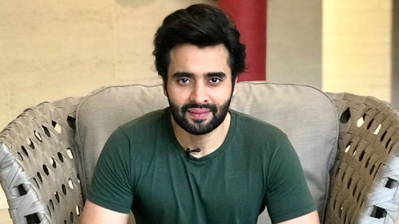 એક નિર્માતા તરીકે, જેકી તેના કામમાં ખૂબ જ મહેનત કરે છે, જેના કારણે તેની માસિક આવક લગભગ 20 લાખ રૂપિયા છે. મીડિયા રિપોર્ટ્સ અનુસાર તેની વાર્ષિક આવક 3 કરોડ રૂપિયા છે.' તેની પાસે બ્રાન્ડ એન્ડોર્સમેન્ટ્સ પણ છે. આ સિવાય બોલિવૂડના કેટલાક પ્રોજેક્ટ્સમાંથી પણ તે કમાણી કરે છે.