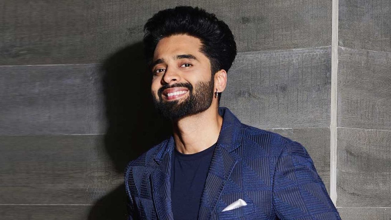 આ સિવાય તેમની પાસે લગભગ 15 કરોડ રૂપિયાની અન્ય સંપત્તિ પણ છે. આટલું જ નહીં જેકીને ફાસ્ટ કાર પસંદ છે. તેની પાસે એક લક્ઝરી કાર પોર્શે કેયેન પણ છે જેની કિંમત લગભગ 1.5 કરોડ રૂપિયા છે. 