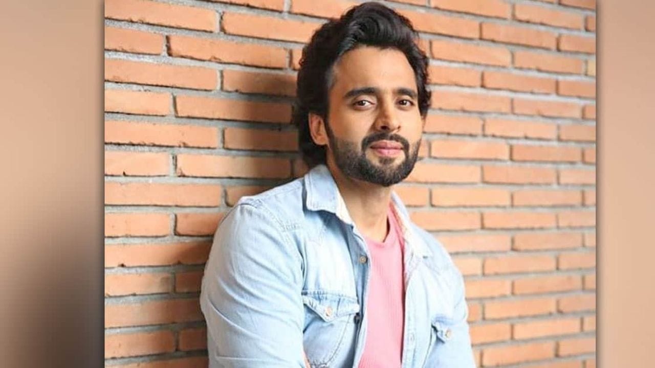 જેકી એક નહીં પરંતુ અનેક પ્રોપર્ટીનો માલિક છે, જેમાં કોમર્શિયલ પ્રોપર્ટીથી લઈને રેસિડેન્શિયલ પ્રોપર્ટીનો સમાવેશ થાય છે. મીડિયા રિપોર્ટ્સ અનુસાર તેની કિંમત લગભગ 40 કરોડ રૂપિયા છે. 