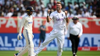 ઈંગ્લેન્ડના ફાસ્ટ બોલર જેમ્સ એન્ડરસને શુક્રવારે બીજી ટેસ્ટ મેચમાં મેદાનમાં ઉતરતાની સાથે જ ઈતિહાસ રચી દીધો હતો. એન્ડરસન ટેસ્ટ મેચમાં ભાગ લેનારો સૌથી વૃદ્ધ ઝડપી બોલર બની ગયો છે. એન્ડરસને વિશાખાપટ્ટનમમાં ભારત સામેની બીજી ટેસ્ટ મેચ દરમિયાન 41 વર્ષ અને 187 દિવસની ઉંમરમાં આ સિદ્ધિ મેળવી હતી. મેદાન પર પગ મૂકતાની સાથે જ એન્ડરસને ટેસ્ટ ક્રિકેટમાં 72 વર્ષથી અડીખમ જુનો રેકોર્ડ તોડી નાખ્યો.