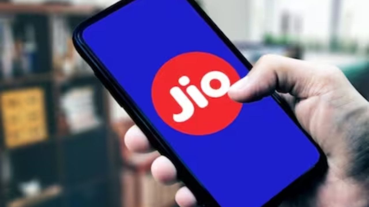 આ પ્રીપેડ પ્લાનમાં અનલિમિટેડ વોઈસ કોલ પણ ઉપલબ્ધ છે. Jioના આ પ્લાનમાં લોકલ, STD અને રોમિંગ કોલ પણ ફ્રી ઉપલબ્ધ છે. Jioના પ્લાનમાં દરરોજ 100 SMSનો લાભ પણ મળે છે.