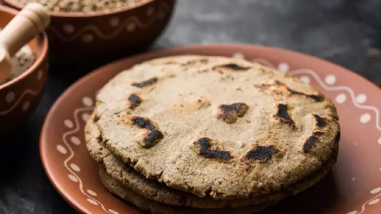 મહારાષ્ટ્રમાં લોકો જુવારની રોટલી ખૂબ ખાય છે. તેને મરાઠીમાં 'ભાકર' કહે છે. જુવારની રોટલી ખાવાથી શરીરને હેલ્ધી કાર્બોહાઇડ્રેટ્સ મળે છે, જે તમારું પેટ ભરે છે અને વજન ઘટાડવામાં પણ મદદ કરે છે.  
