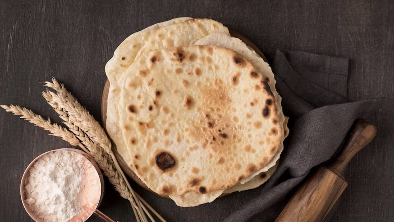 તમારું ભોજન વજન ઘટાડવામાં ખૂબ જ મહત્વપૂર્ણ ભૂમિકા ભજવે છે. જેમાં સૌથી મહત્વની વસ્તુ છે લોટ એટલે કે અનાજ. તમારે ઘઉં અને લોટમાંથી બનેલી વસ્તુઓનું સેવન કરવાનું ટાળવું જોઈએ. તેના બદલે જવ, બાજરી કે જુવારના લોટનો ઉપયોગ કરવો જોઇએ. જુવારના લોટમાંથી બનેલી રોટલી ખાવાથી વજન ઘટે છે. 