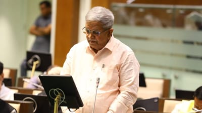 ગુજરાતના ઈતિહાસનું સૌથી મોટું બજેટ વિધાનસભામાં રજૂ થયું. નાણાપ્રધાન કનુ દેસાઇએ 3.32 લાખ કરોડનું બજેટ રજૂ કર્યું. જેમાં ગિફ્ટ સિટી માટે મોટી જાહેરાત કરવામાં આવી છે.