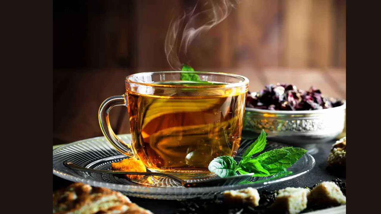 1. Drink herbal tea : In kidney stone problem, drinking herbal tea instead of milk tea or coffee will give you relief.  You can consume green tea, mint tea, ginger tea etc.