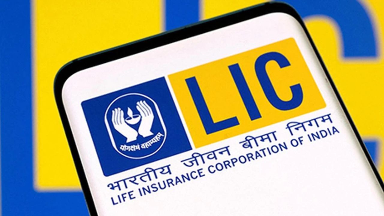 LIC અને SBIના રોકાણકારોએ ગયા અઠવાડિયે મોટો નફો કર્યો હતો. ગયા સપ્તાહે સેન્સેક્સની ટોપ 10 સૌથી મૂલ્યવાન કંપનીઓમાંથી ચારની માર્કેટ કેપમાં સામૂહિક રીતે 2.18 લાખ કરોડ રૂપિયાનો વધારો થયો છે. સૌથી વધારે ભારતીય જીવન વીમા નિગમ એટલે કે અને સ્ટેટ બેંક ઓફ ઈન્ડિયા રહ્યા હતા.