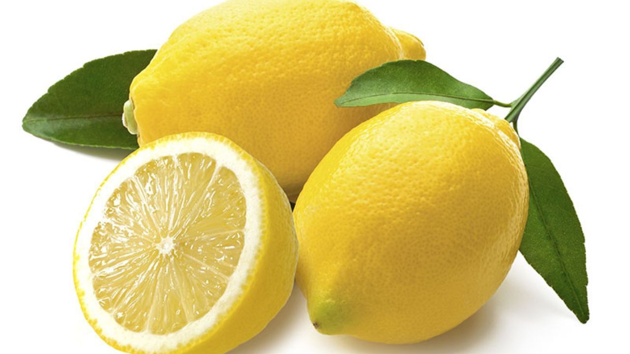 The price of lemon which was seen at Rs 600 to Rs 800 per maund last month i.e. a month ago in the wholesale vegetable market, is currently seen at Rs 1800 to Rs 2000. When looking at the price per kg, lemons are being sold at around one hundred to one and a half hundred rupees.