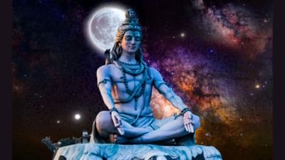 Lord Shiva Shiva Purana:ભોલેનાથને દેવોના દેવ મહાદેવ કહેવામાં આવે છે. તેમની કૃપાથી વ્યક્તિને જીવનમાં કોઈ મુશ્કેલીનો સામનો કરવો પડતો નથી. તમામ દેવી-દેવતાઓમાં ભગવાન શંકર ખૂબ જ નિર્દોષ માનવામાં આવે છે અને તેમને સરળતાથી પ્રસન્ન કરી શકાય છે. ભગવાન શંકરના ગળામાં સાપ, માથા પર ગંગા અને મસ્તક પર ચંદ્ર છે. શિવપુરાણમાં જણાવવામાં આવ્યું છે કે ચંદ્ર ભગવાન શંકરના મસ્તક પર શા માટે બિરાજે છે.