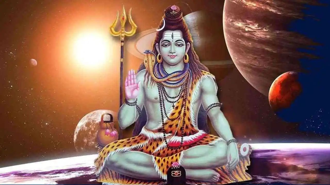 પછી ચંદ્ર સહિત અન્ય દેવતાઓએ પ્રાર્થના કરી કે તેઓ ચંદ્રને તેમના માથા પર ધારણ કરે જેથી તેમનું શરીર ઠંડુ રહે. સફેદ ચંદ્ર ખૂબ જ શીતળ માનવામાં આવે છે અને સમગ્ર સૃષ્ટિને શીતળતા પ્રદાન કરે છે. દેવતાઓની વિનંતી પર, ભગવાન શિવે ચંદ્રને તેમના મસ્તક પર બિરાજમાન કર્યા.